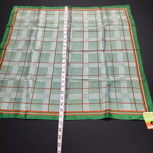 Vintage dead stock Unbranded Scarf, Green, 27x27 Inches - Picture 4 of 6